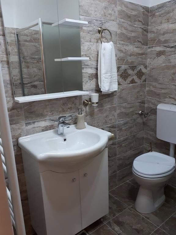 Baie modernă cu chiuvetă și oglindă — Casa Pozitiv Relax