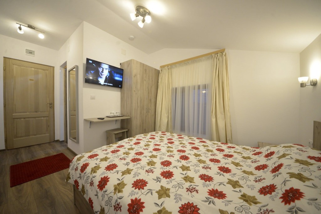 Cameră luminată cu fereastră și pat dublu — Casa Pozitiv Relax